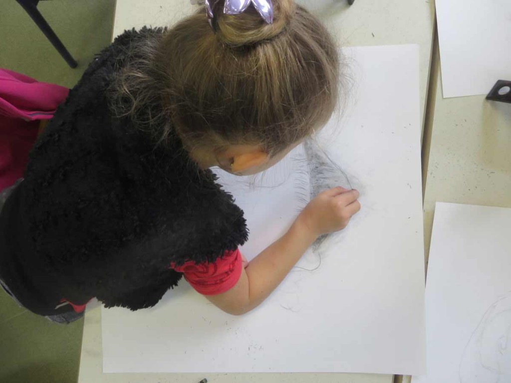 Enfant qui dessine à l'école