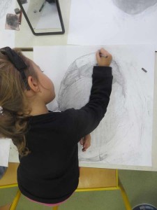 Petite fille qui dessine son portrait