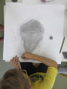 Enfant qui dessine au crayon