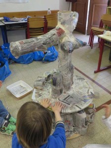 La sculpture est recouverte de papier mâché