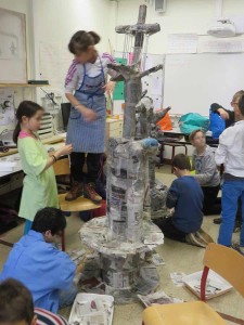 Sculpture géante à l'école