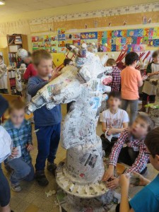 Les enfants fabriquent leur pièce d'échec géante