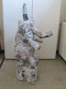 Sculpture en objets de récupération et papier mâché