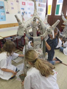 Les enfants peignent leur sculpture