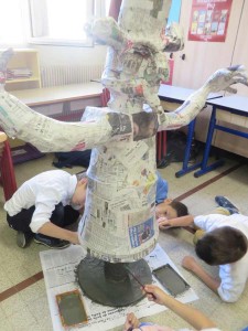 Les enfants peignent leur sculpture