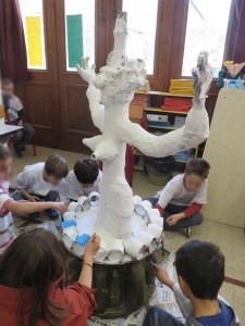 Les enfants peignent leur sculpture en blanc