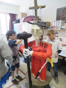 Les enfants peignent leur sculpture en papier mâché