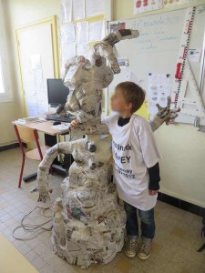 Un personnage géant dans l'école