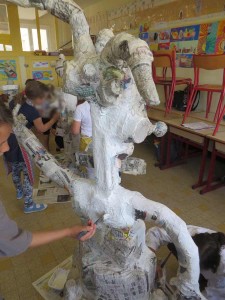 Les enfants peignent leur sculpture en blanc