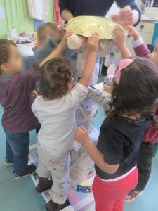 Enfants de maternelle qui réalisent leur sculpture