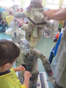 Enfant de maternelle avec sa sculpture