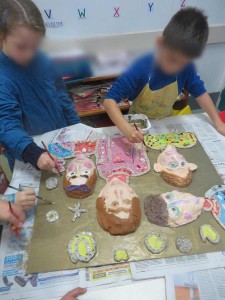 Les enfants peignent leur tableau