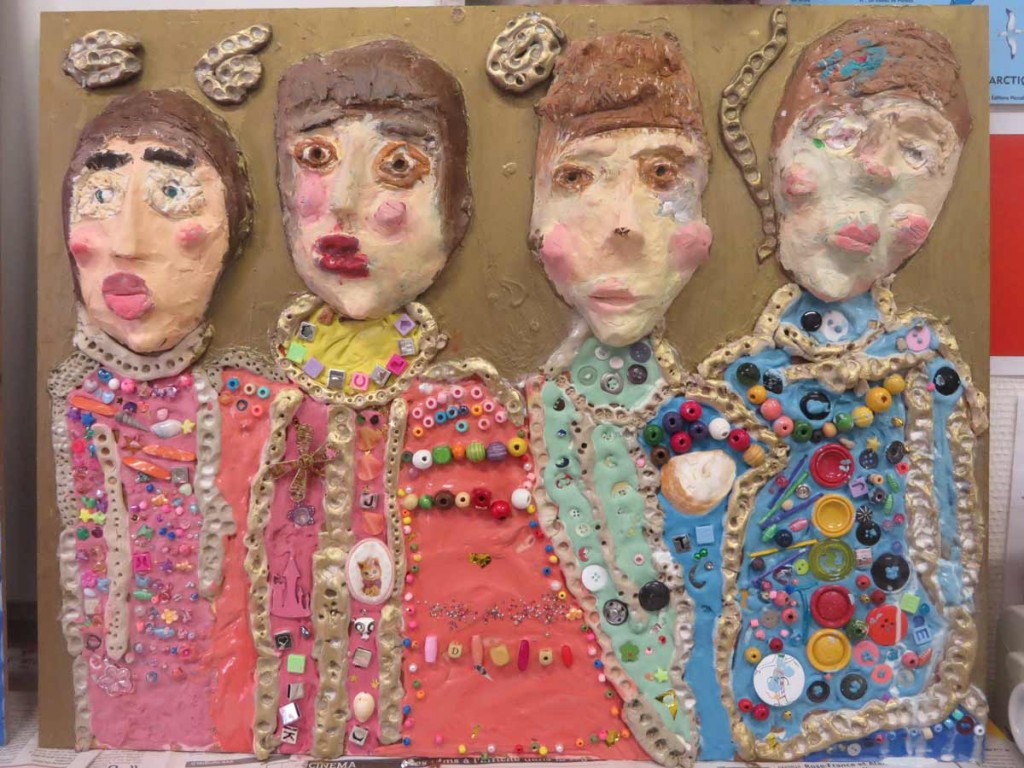 Portraits d'enfants en relief et incrustation de perles