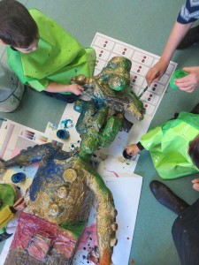 Les enfants peignent leur sculpture