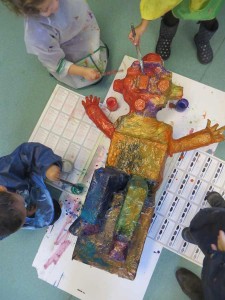 Enfants qui peignent leur sculpture géante