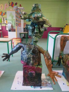 Bonhommes géants en papier mâché