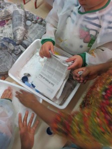 Les enfants utilisent des feuilles de journal découpées