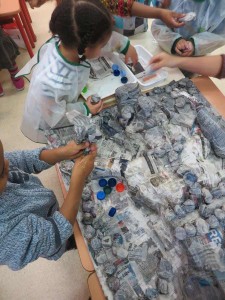 Enfants qui travaillent sur leur tableau collectif