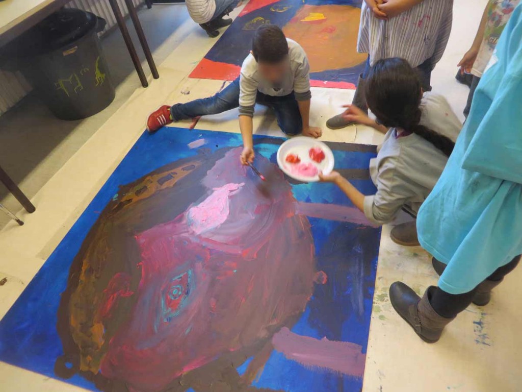 Enfants qui réalisent de très grandes peintures