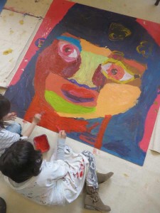 Enfants qui réalisent une peinture géante