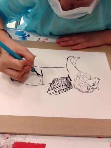 Enfant qui dessine à l'hôpital