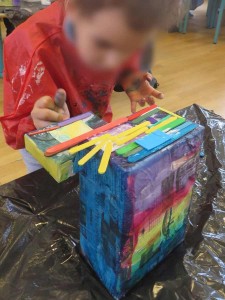 Enfant qui fabrique sa maison