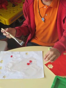 Collage de petites fleurs rouges