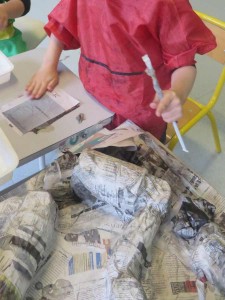 Enfant de maternelle qui fabrique un bonhomme