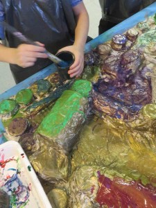 Peinture des bonhommes en papier mâché