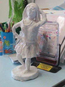 Modelage d'une figurine en bandes plâtrées