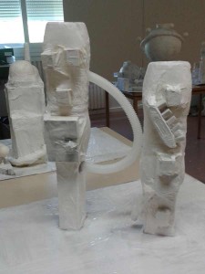 Maquette de tours en objets de récupération