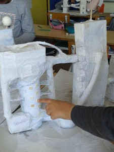 Les maquettes sont recouvertes de papier blanc