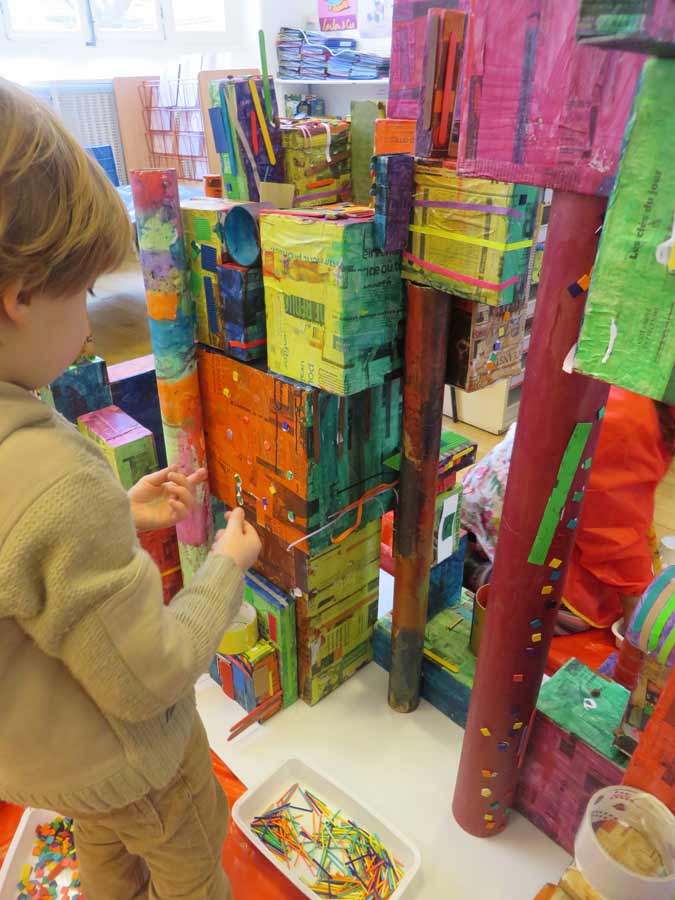 Construire une maquette de ville avec les enfants  Artiste plasticienne  intervenant en arts visuels