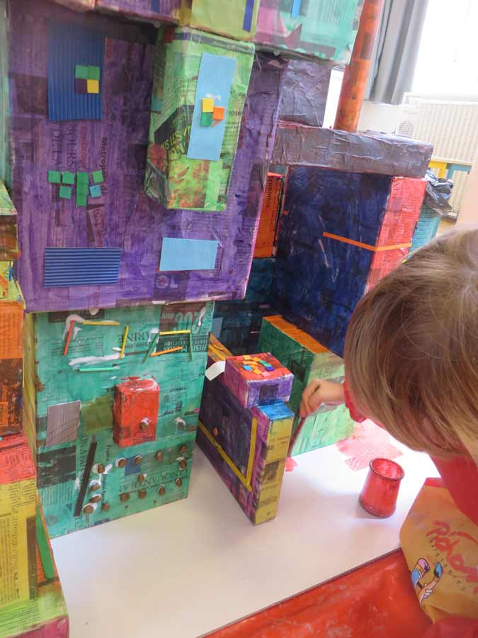 Construire une maquette de ville avec les enfants  Artiste plasticienne  intervenant en arts visuels