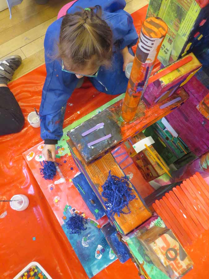Construire une maquette de ville avec les enfants  Artiste plasticienne  intervenant en arts visuels