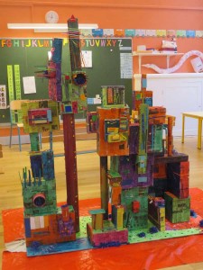 Maquette de ville verticale à la maternelle