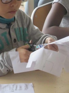 Enfant qui découpe son dessin