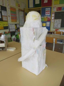 La maquette est recouverte de papier blanc