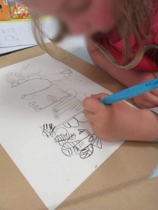 Ava dessine le mot FLEUR