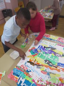 Enfants qui travaillent ensemble