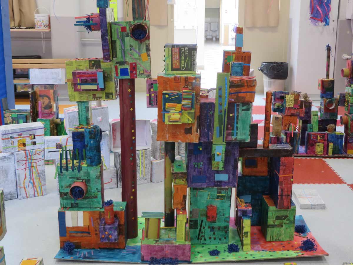 Construire une maquette de ville avec les enfants  Artiste plasticienne  intervenant en arts visuels