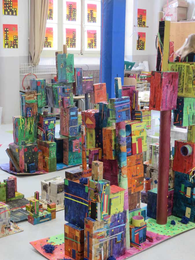 Construire une maquette de ville avec les enfants  Artiste plasticienne  intervenant en arts visuels