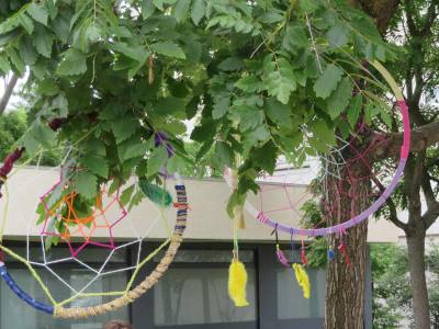 Deux pièges à rêve cachés dans les arbres