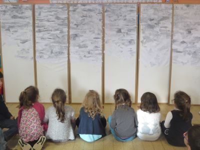 Les enfants admirent leur travail