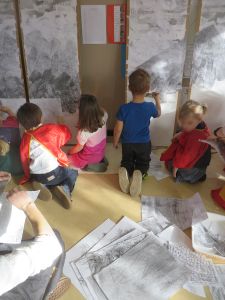 Enfants qui collent contre le mur