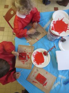 Couvrir l'argile de peinture rouge vif