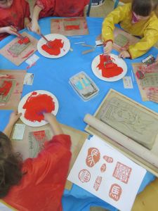 Atelier tampons à la maternelle