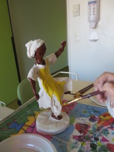 Mise en couleur de la figurine en plâtre