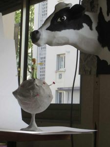 La vache en papier mâché veille sur le petit Prince