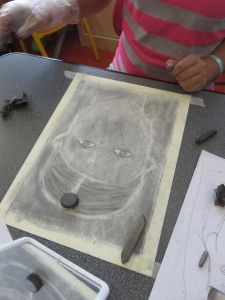 Dessiner son portait à la gomme